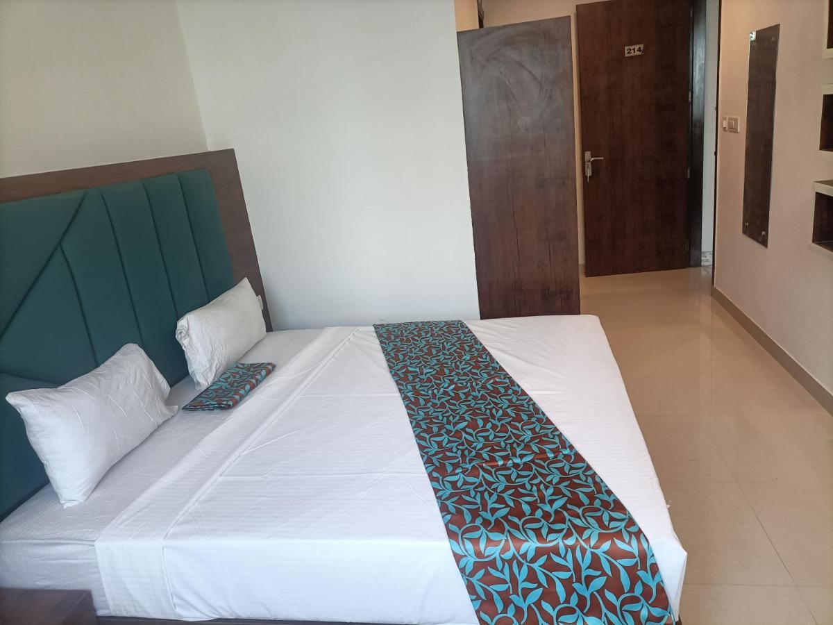 Hotel Tark Inn Near Igi Airport Нью-Дели Экстерьер фото