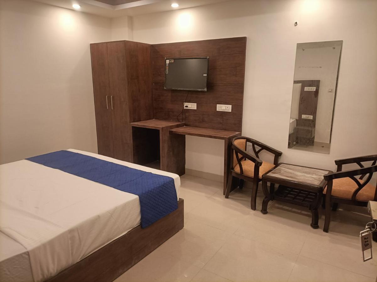 Hotel Tark Inn Near Igi Airport Нью-Дели Экстерьер фото